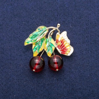 Anhänger-Brosche Beeren mit Schmetterling, Granat (künstlich) und Emaille, goldfarbenes Metall 39 × 40 mm