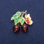 Anhänger-Brosche Beeren mit Schmetterling, Granat (künstlich) und Emaille, goldfarbenes Metall 39 × 40 mm