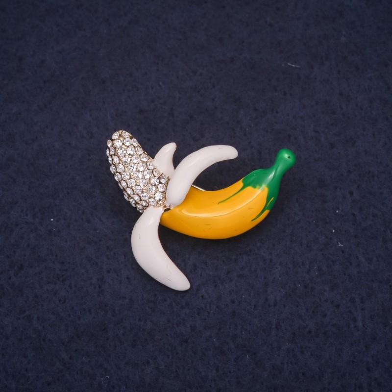 Brosche Banane – Frucht, 28×25 mm, Strasssteine, Emaille, Farben: Weiß, Gelb, Grün, silberfarbenes Metall