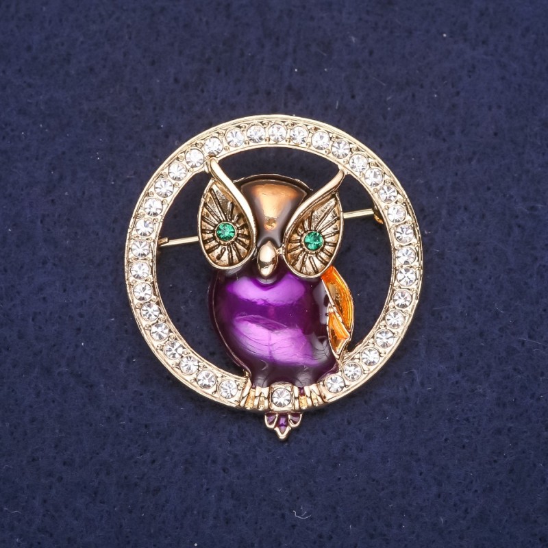 Brosche „Eule im Kreis“ mit Emaille und Strasssteinen, Farben Weiß, Gelb, Violett und Grün, 36 × 40 mm, goldfarbenes Metall