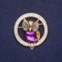 Brosche „Eule im Kreis“ mit Emaille und Strasssteinen, Farben Weiß, Gelb, Violett und Grün, 36 × 40 mm, goldfarbenes Metall
