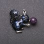 Brosche 'Eichhörnchen mit Amethyst' – blau emailliert, silberfarbenes Metall, 35×40 mm
