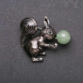 Brosche »Eichhörnchen mit Nephrit« – schwarze Emaille, silberfarbenes Metall, 36×39 mm
