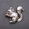 Brosche „Eichhörnchen“ mit Emaille, Farbe grau-silbernes Metall, 37 × 48 mm