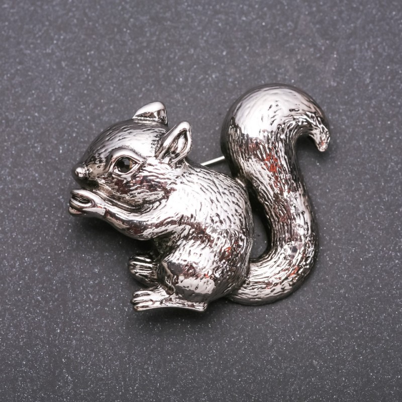 Brosche „Eichhörnchen“ mit Emaille, Farbe grau-silbernes Metall, 37 × 48 mm