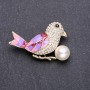 Brosche Vogel – violett-lila und rosa Emaille, 48 × 32 mm, Gelbmetall
