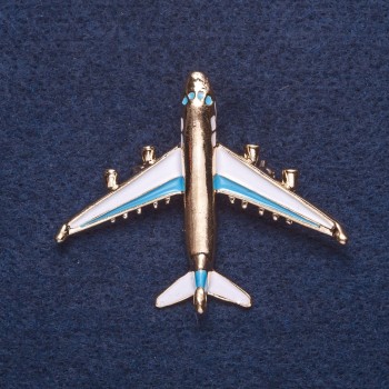 Brosche 'Flugzeug' weiß-blau emailliert, goldfarbener Metallton 4×5 cm