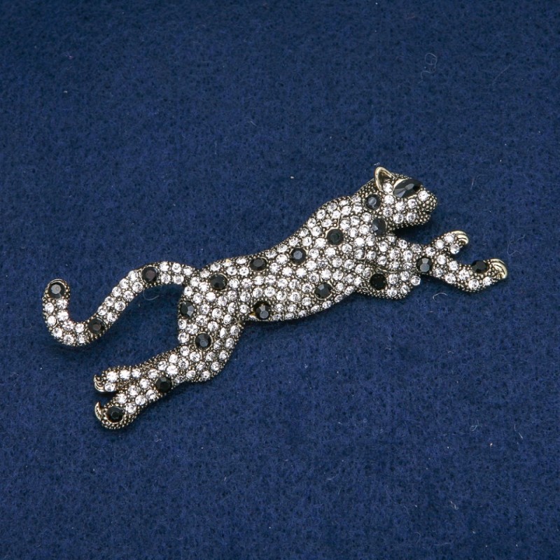 Leopard-Brosche mit weißen und schwarzen Strasssteinen, silberfarbenem Metall 78 × 30 mm +
