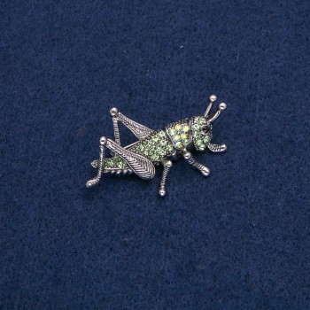 Brosche Grashüpfer silberfarbenes Metall mit schwarzen, grünen und petrolfarbenen Strasssteinen 44x27mm +