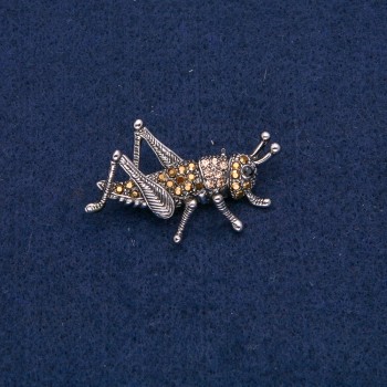 Brosche Grashüpfer aus silberfarbenem Metall mit schwarzen und gelben Strasssteinen, 42 × 26 mm +