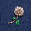 Sonnenblumenbrosche aus goldfarbenem Metall mit silbernen Blättern und gelben Chamäleon-Strasssteinen, 56 × 27 mm +