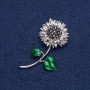 Sonnenblumenbrosche aus silberfarbenem Metall mit schwarzen Strasssteinen 56×27 mm +