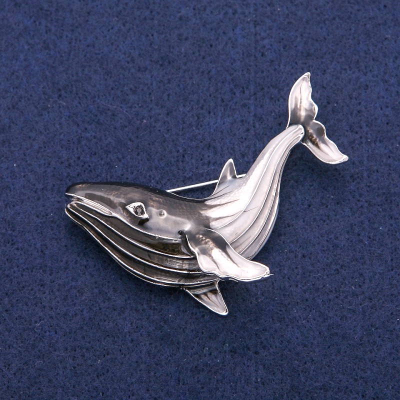 Brosche/Anhänger Katze mit schwarzer und grauer Emaille, silberfarbenes Metall 43×55 mm