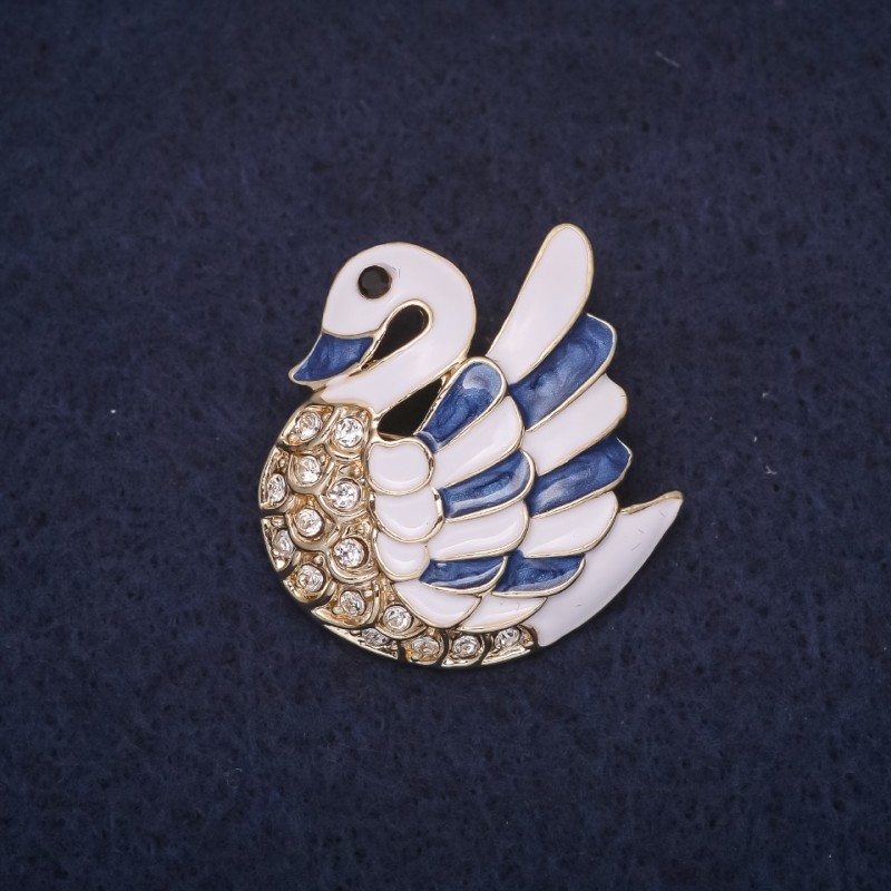 Brosche „Schwan“ – weiß-blaues Emaille, goldfarbenes Metall 30×28 mm