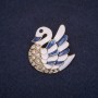 Brosche „Schwan“ – weiß-blaues Emaille, goldfarbenes Metall 30×28 mm