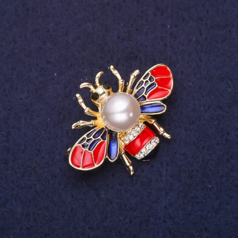 Brosche 'Biene' mit Perlperle, Strasssteine, Emaille, Farben rot, blau, weiß, 35 × 25 mm, goldfarbenes Metall