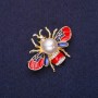 Brosche 'Biene' mit Perlperle, Strasssteine, Emaille, Farben rot, blau, weiß, 35 × 25 mm, goldfarbenes Metall