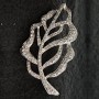 (35/60 mm) Brosche aus hellem Metall Blatt mit Strasssteinen