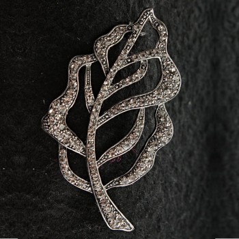 (35×60 mm) Metallbrosche im Tropfen-Silber-Look – Blatt mit Strasssteinen