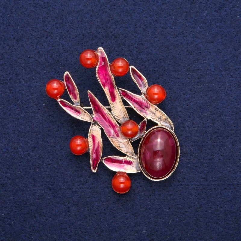 Brosche Blätter mit Karneol, Bordeaux-Emaille, goldfarbenes Metall 38 × 53 mm