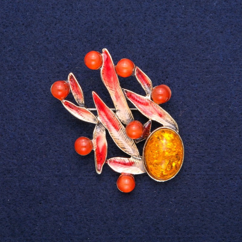 Brosche Blätter mit Bernstein (künstlich) und Katzenauge, rote Emaille, goldfarbenes Metall 38 × 53 mm
