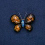 Brosche Schmetterling, goldfarbenes Metall mit blauem Strassstein und künstlichem dunklem Bernstein 50 x 35 mm +