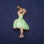 Brosche Ballerina mit grünem und braunem Emaille, goldfarbenes Metall 24 × 46 mm