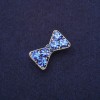 Brosche Schleife mit Strass, blau, 27×16 mm, silberfarbenes Metall