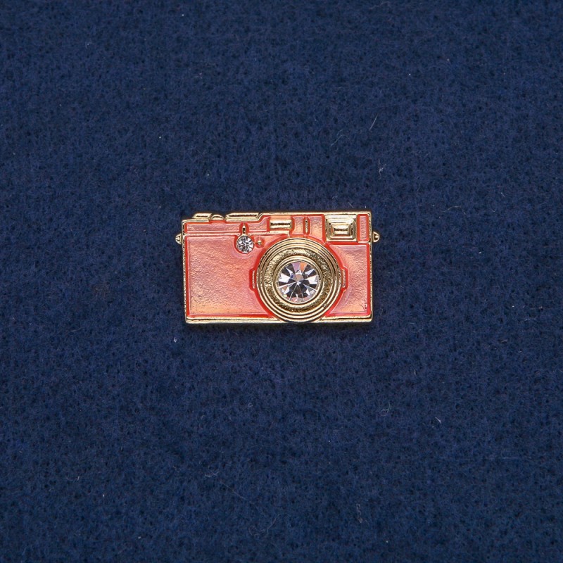 Kamerabrosche aus goldenem Metall mit rosa Emaille und weißen Steinen 30 × 17 mm +
