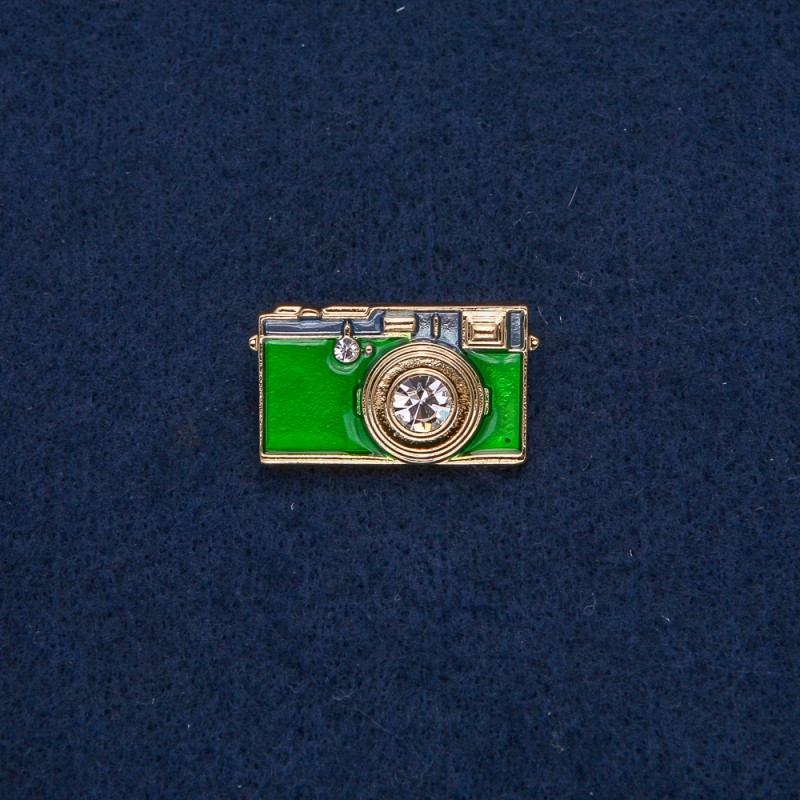 Brosche Fotoapparat aus goldfarbenem Metall mit grünem Emaille und weißen Steinen 30×17 mm +