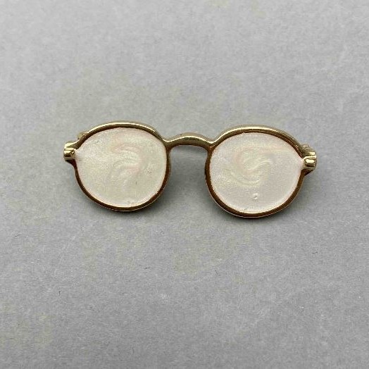 Brosche Brille mit Perlmutt-Emaille, goldfarbenes Metall 15×40 mm