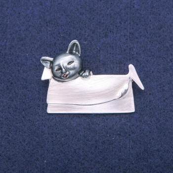 Brosche 'Kätzchen in der Handtasche' mit Perlmutt- und grauer Emaille, silberfarbenes Metall 33×45 mm
