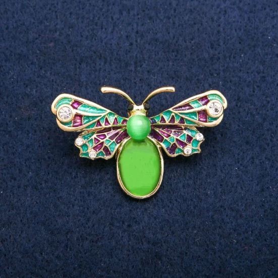 Brosche Schmetterling mit farbiger Emaille, weißen Kristallen und grünem Katzenauge, goldfarbenem Metall 27×42 mm