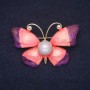 Brosche Schmetterling 47×30 mm – Strasssteine, Emaille, Farben Weiß, Violett, Rosa, goldfarbenes Metall