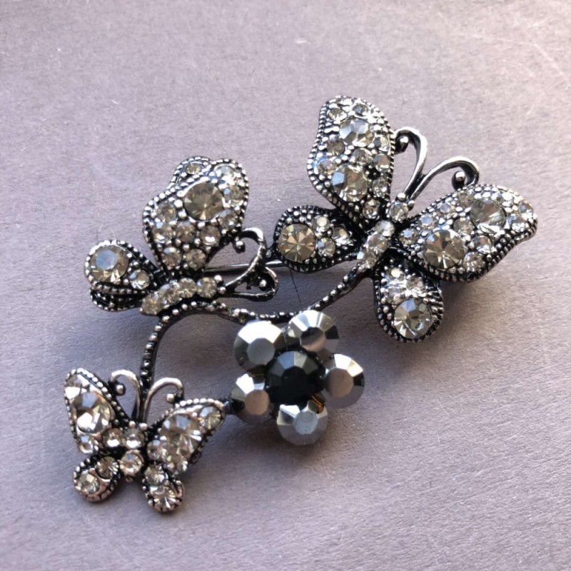 Leuchtende Brosche aus Metall mit Tropfen-Silber-Beschichtung – Schmetterlinge, die auf einer Blume sitzen, Girlande, dunkle und helle Strasssteine 55 × 34 mm +