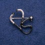 Brosche Stethoskop, weißer Strassstein, schwarze Emaille, 33×29 mm, silberfarbenes Metall