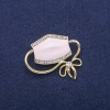 Masken-Brosche mit weißer Emaille und Strasssteinen, goldfarbenes Metall 37×41 mm