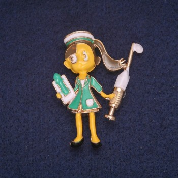 Brosche 'Krankenschwester' Emaille, goldfarbenes Metall 38×46 mm