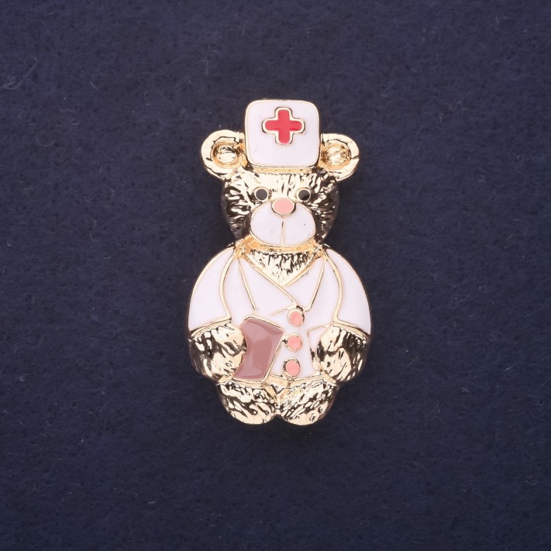 Brosche 'Arzt-Bär' Emaille Weiß-Rot, 40×22 mm, goldfarbenes Metall