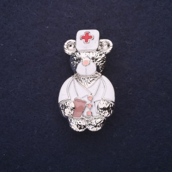 Brosche 'Bär Doktor' mit weiß-rot Emaille, 40 × 22 mm, silberfarbenes Metall