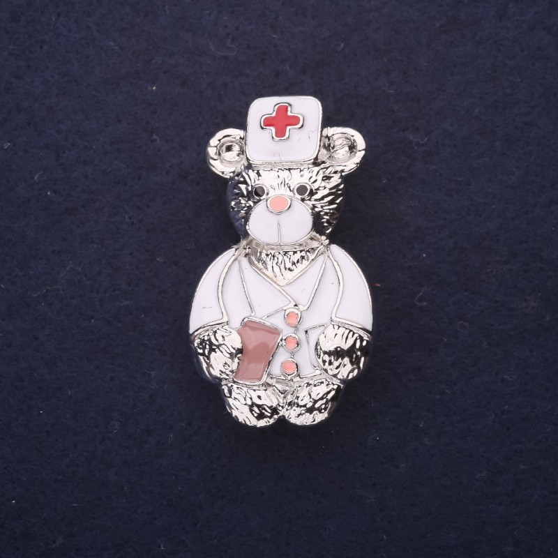 Brosche 'Bär Doktor' mit weiß-rot Emaille, 40 × 22 mm, silberfarbenes Metall