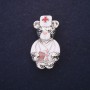 Brosche 'Bär Doktor' mit weiß-rot Emaille, 40 × 22 mm, silberfarbenes Metall