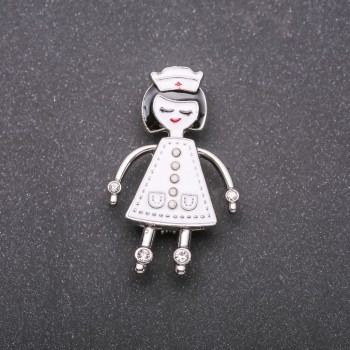 Brosche 'Krankenschwester' – weiße Emaille, silberfarbenes Metall, 42 × 26 mm