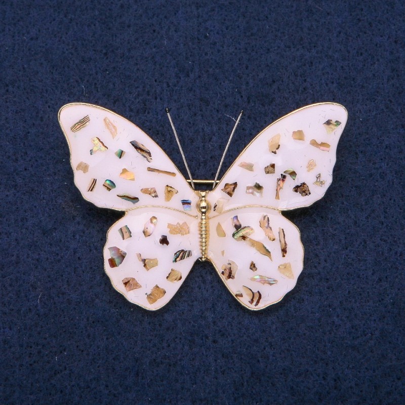 Brosche Schmetterling mit Haliotis und weißer Emaille, goldfarbenes Metall 40×55 mm