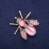 Schmetterlingsbrosche mit rosaem Katzenauge und Strasssteinen, 33×34 mm, Metall mit goldfarbenem Glanz
