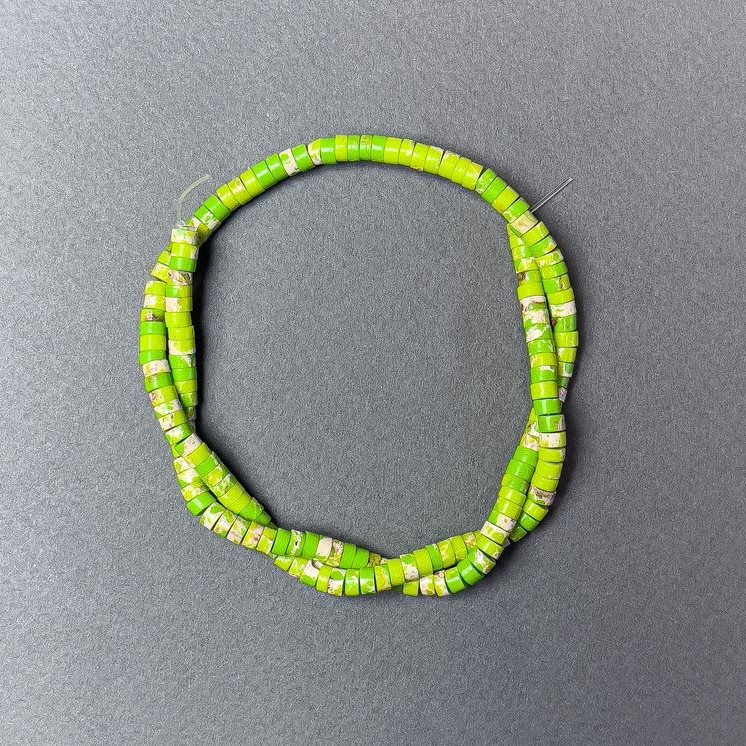 Varizit-Grün Rondell-Perlen, Durchmesser 4,5 × 2,5 mm, Länge ca. 39 cm, auf Faden