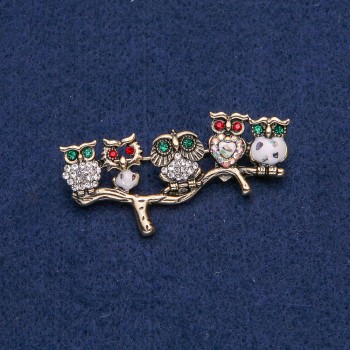 Brosche Eule aus goldfarbenem Metall mit weißen, farbwechselnden, roten und grünen Strasssteinen und Halit-Einlage 52×33 mm +