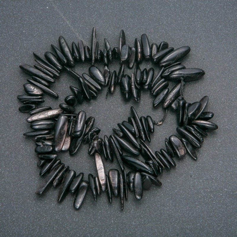 Nadelartige Obsidian-Krümel auf Schnur, Naturstein, Durchmesser ca. 10–20 × 3–5 mm, Länge ca. 40 cm
