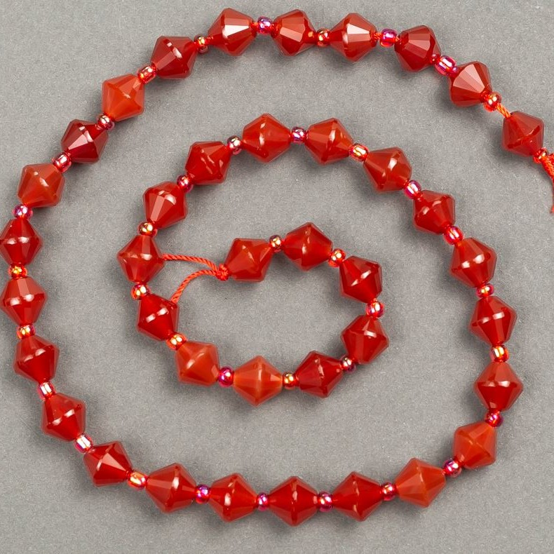 Perlen auf Schnur, Karneol, facettierte Rhombusform 8×8 mm, Länge ca. 38 cm (+/-) (Einsatz aus Perlen 3×3 mm)