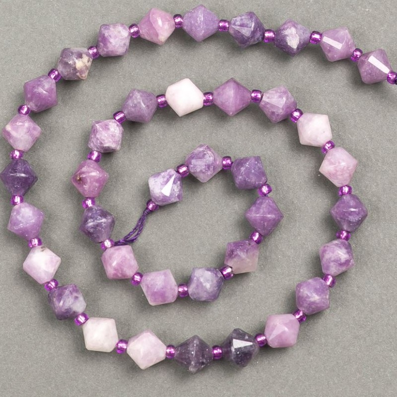 Perlen auf Schnur aus natürlichem Lepidolith, facettierte Rhombus-Perlen, Größe 8,5 × 8,5 mm, Länge ca. 39 cm (+/-) (Einsatz aus Perlen 3×3 mm)